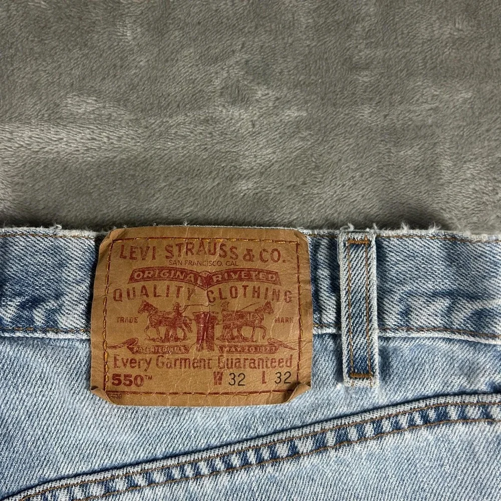 Levi's 550 Jeans Mens 32x30 Blue Light Wash Relaxed Tapered Distressed Denim